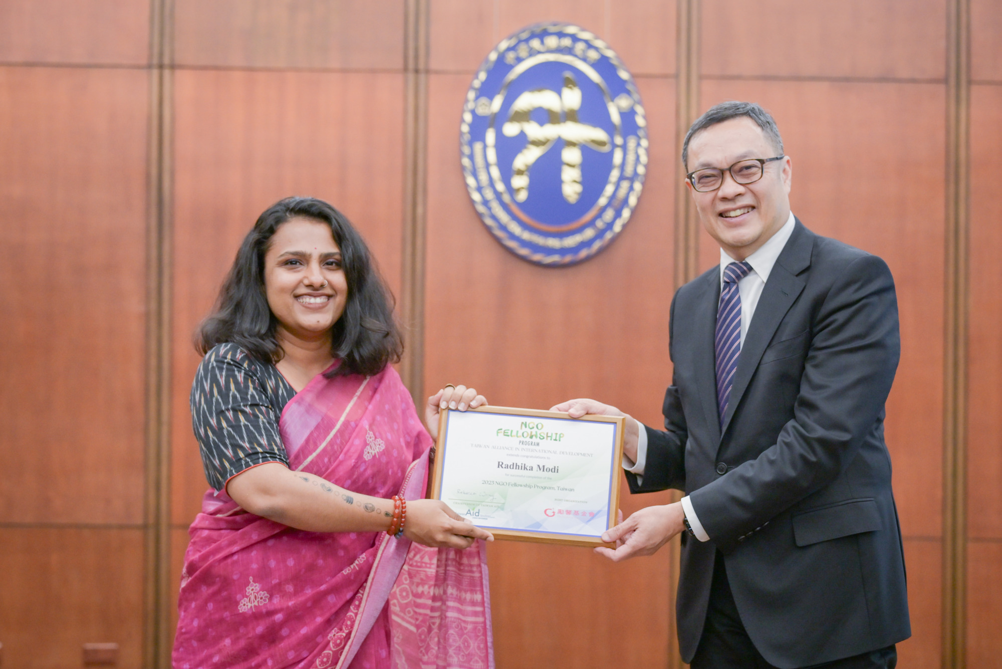 外交部政務次長陳明祺頒發結業證書給第三屆「非政府組織國際種子專業人才培訓計畫」印度籍學員Radhika Modi女士。