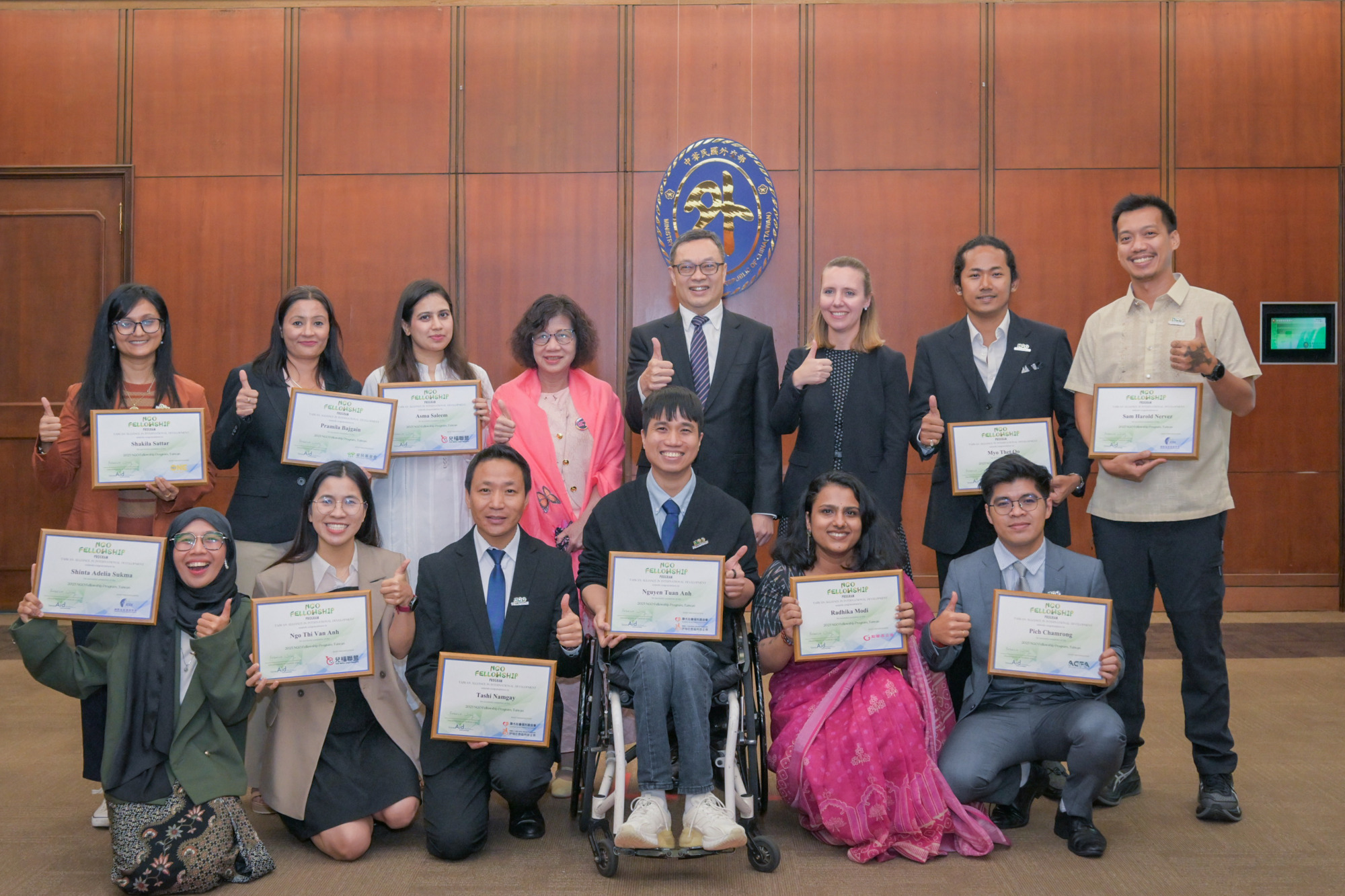 外交部政務次長陳明祺（後排右四）、「財團法人台灣海外援助發展聯盟（Taiwan AID）」理事長王金英（後排右五）及美國在台協會公共外交官員史佩靈（Jennifer Steffensen，後排右三）與第三屆「非政府組織國際種子專業人才培訓計畫」11名學員合影。